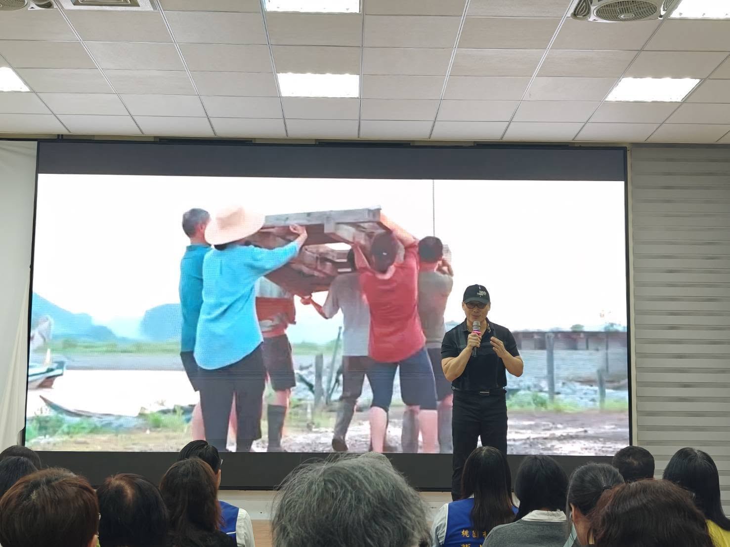 李詩民在桃園百場 AI 推廣講座第 1 場向社區民眾授課