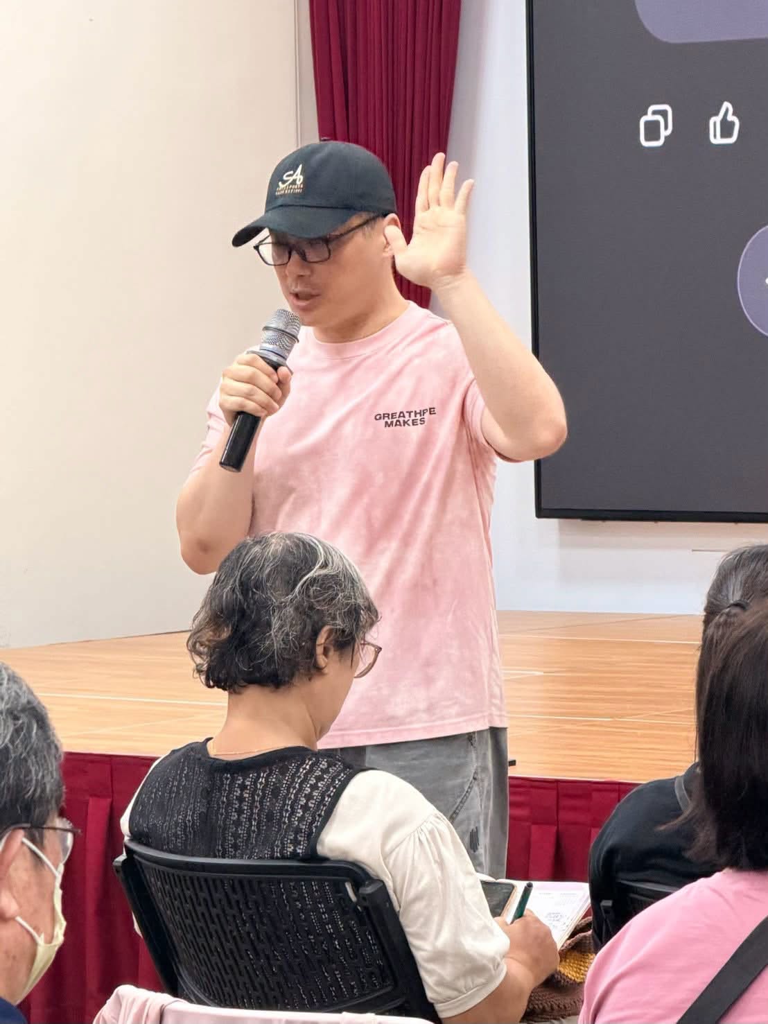 李詩民在桃園百場 AI 推廣講座第 51 場與現場學員互動