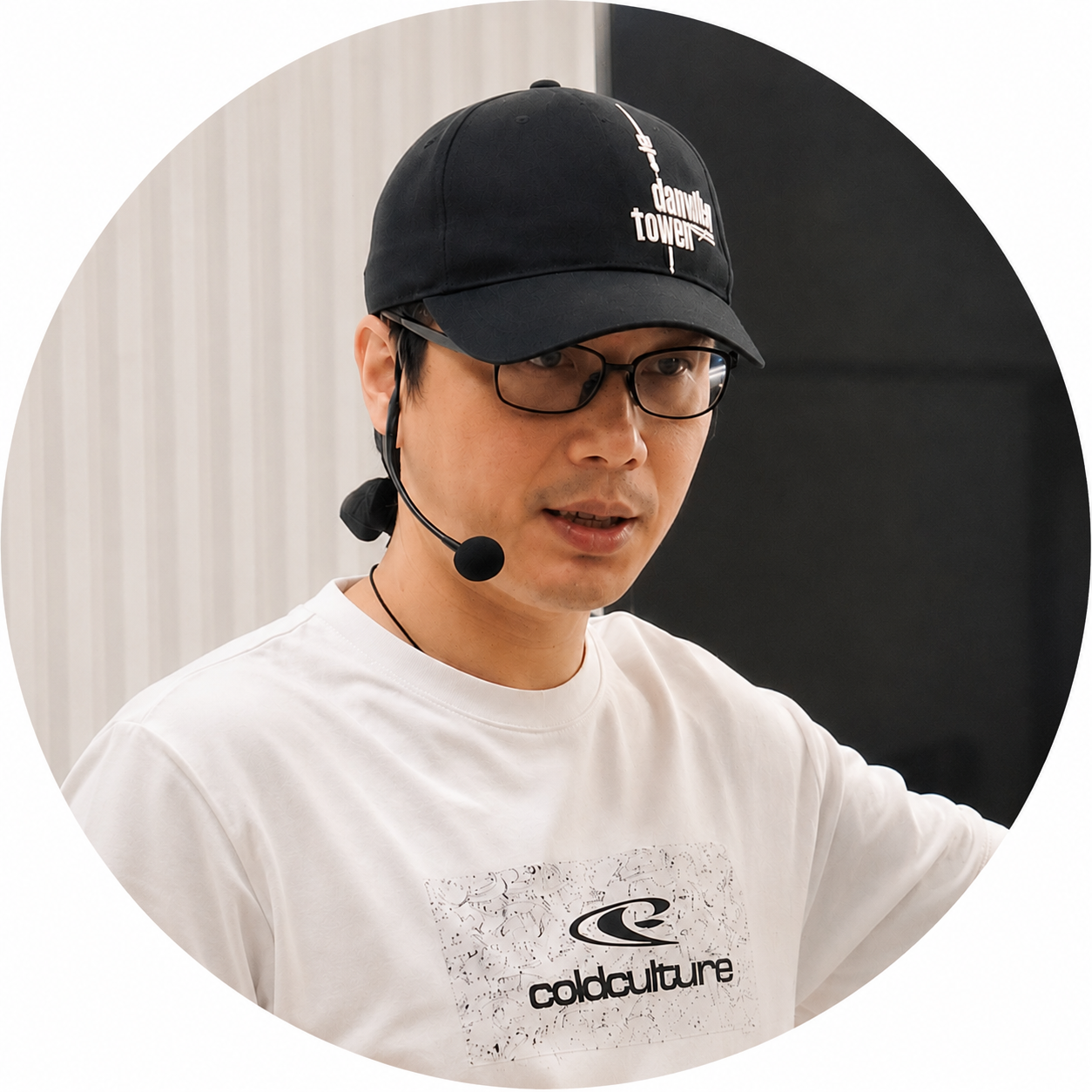 李詩民配戴講師耳麥進行 AI 教學的正式照片